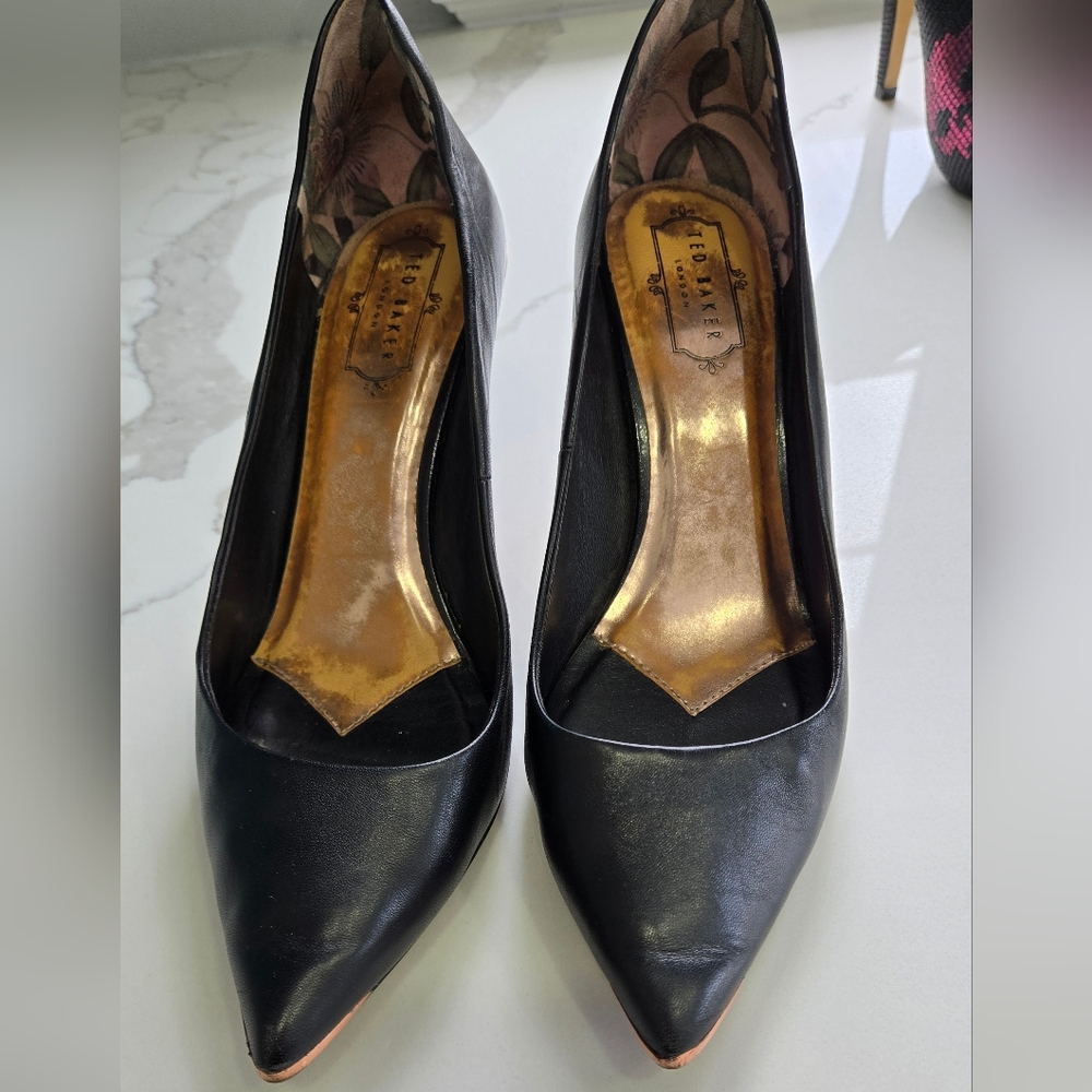 TED BAKER london Black Leather Pumps